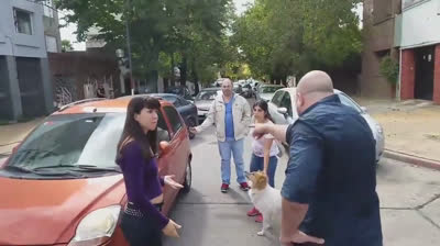 A family that drops a dog in the street is arrested