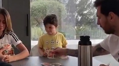 Messi jugando al UNO con Antonella y sus hijos