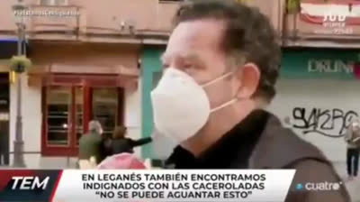 Victima del Coronavirus rompe a llorar al ver los manifestantes