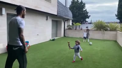 Sergio Ramos entrenando en la cuarentena con sus hijos
