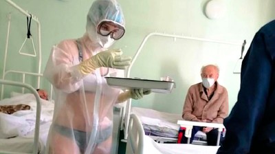 Enfermera expedientada por llevar solo ropa interior bajo EPI transparente