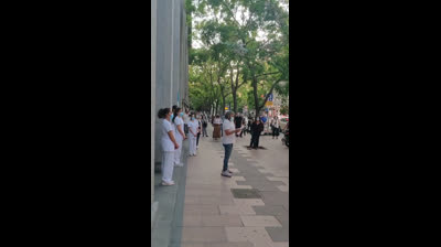 Cacerolas llenas de garbanzos. Cacerolas contra el hambre