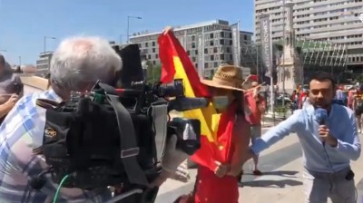 Periodista TVE en manifestación de VOX