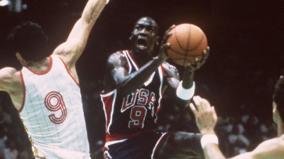 Tapón de Fernando Romay a Michael Jordan