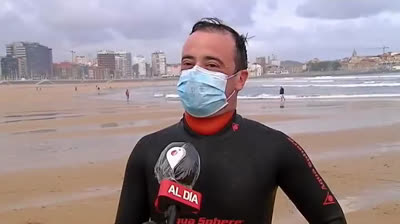Un asturiano va a trabajar nadando 2 kilómetros al día durante la cuarentena