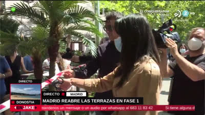 Villacís inaugura las terrazas cortando una cinta