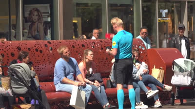 ¿Un árbitro para medir la distancia social? Así lo hacen en Holanda