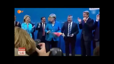 El gesto de Angela Merkel con la bandera de Alemania