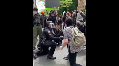 Policías arrodillados ante manifestantes en Estados Unidos