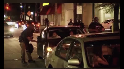 Tasers, porras y pinchazos de ruedas para detener a una pareja