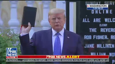 Trump posa con la biblia junto a la iglesia de San Juan