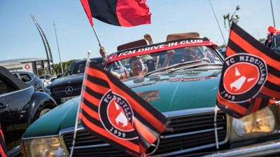 Aficionados del FC Midtjylland de Dinamarca animan a su equipo desde el coche