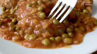 Filetes Rusos en Salsa de Tomate con Guisantes