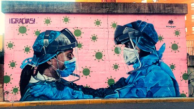Alejandro Pajuelo homenajea a los sanitarios con este mural en Badajoz