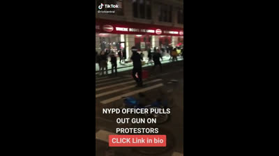 Policía saca la pistola para amenazar a los protestantes