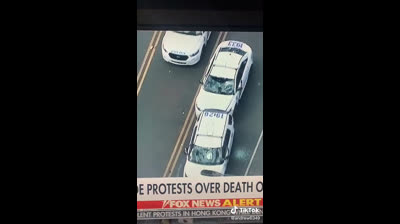 Coche de policía con cristales rotos embiste a otra patrulla