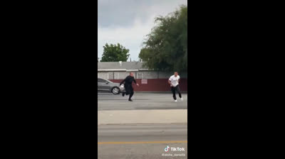 Policía persiguiendo a civil hasta que le detiene