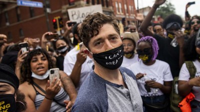 El alcalde de Minneapolis es expulsado de una manifestación contra el racismo