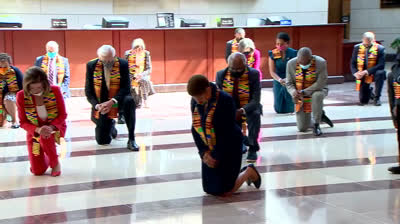 Miembros del partido Demócrata se arrodillan en honor a George Floyd