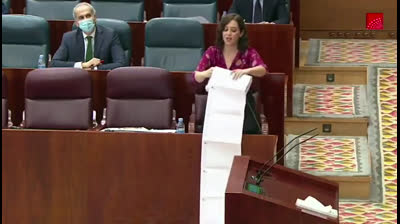 Ayuso saca los papeles para defender su gestión