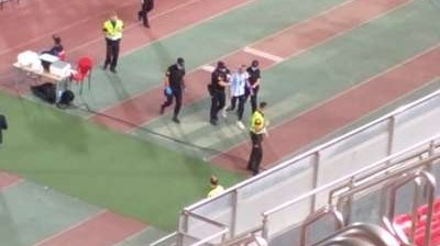 Spontaneous jumps into the stadium in Mallorca to have his picture taken with Messi. Closed-door match!