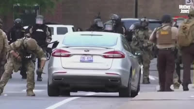 Policías pinchan ruedas de coches en Mineápolis