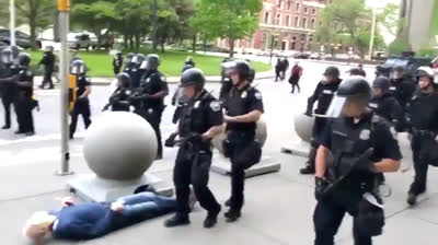 Policía de Buffalo empuja a un hombre