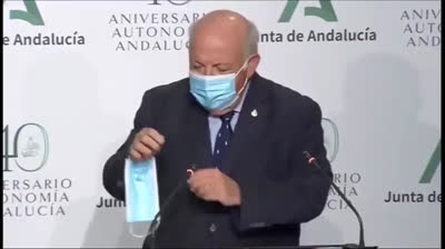 Jesús Aguirre explica cómo se usa la mascarilla