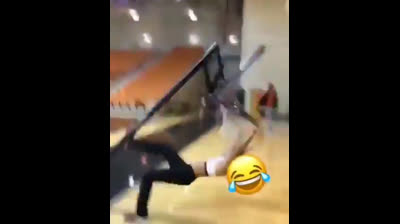 Esto es lo que pasa cuando no sabes jugar al baloncesto...