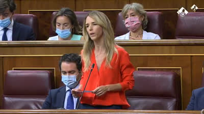 Carmen Calvo a Cayetana Álvarez de Toledo: "Hacen política con los muertos. No sería la primera vez que lo hacen"