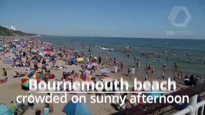 Playa de Bournemouth en Inglaterra llena de bañistas