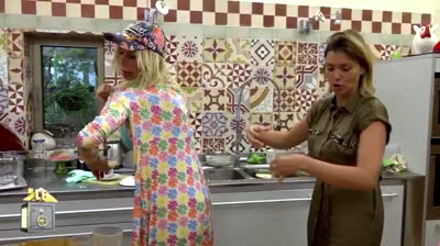 Ataque con agua de Oriana a María Jesús en La Casa Fuerte