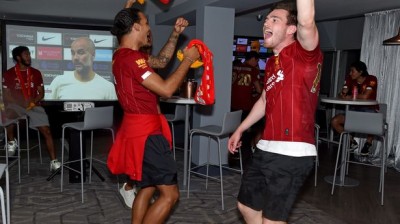 Momento en el que los jugadores del Liverpool celebran que son campeones de la Premier League