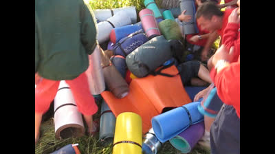 Lapidando con esterillas y sacos a un monitor.