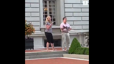 Pareja apuntando a manifestantes en St. Louis