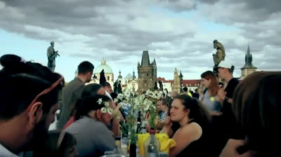 Praga monta una mesa de 500 metros para celebrar el "fin de la crisis" del Covid19