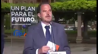 Iturgaiz titubea en un discurso en Bilbao