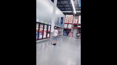 Pedo por los altavoces del supermercado
