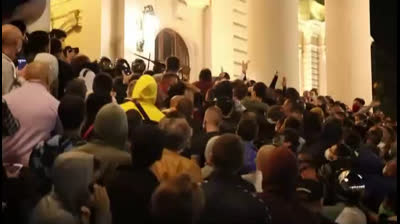 Violentas protestas contra el confinamiento en Belgrado