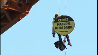 Greenpeace protesta desde la grúa de Notre Dame contra la política climática de Macron