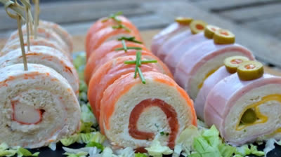 Aperitivos con pan de molde, canapés de salmón.