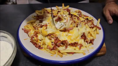 Patatas con bacon, queso y salsa ranchera
