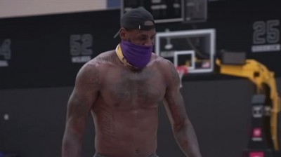 LeBron James entrenando con mascarilla
