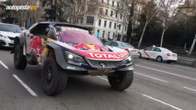 Carlos Sainz conduce por Madrid