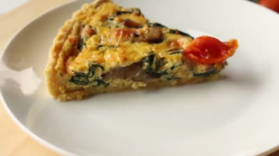 Quiche with spinach, mushrooms and tomatoes