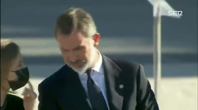 La princesa Leonor le recuerda al Rey Felipe VI que se ponga la mascarilla