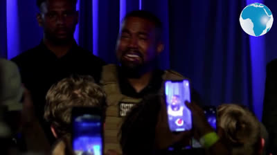 Kanye West llorando en su acto de campaña