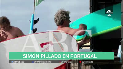 Fernando Simón surfeando en Portugal