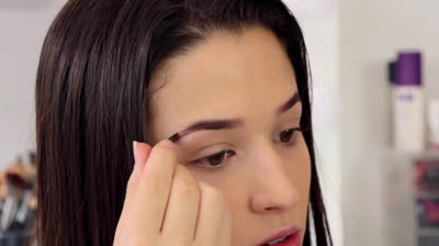 How do I put makeup on my eyebrows?