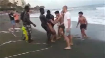 Dos manteros salvan a una mujer de morir ahogada en Marbella